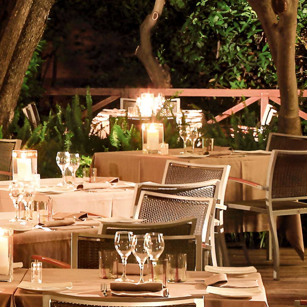 Open-air dinner and cocktail bar at L'Orangerie Sorrento